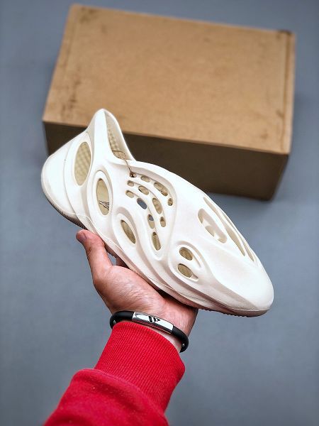 Adidas Yeezy Foam Runner 2022新款 男女款椰子镂空洞洞鞋