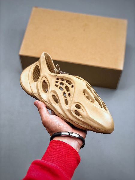 Adidas Yeezy Foam Runner 2022新款 男女款椰子镂空洞洞鞋